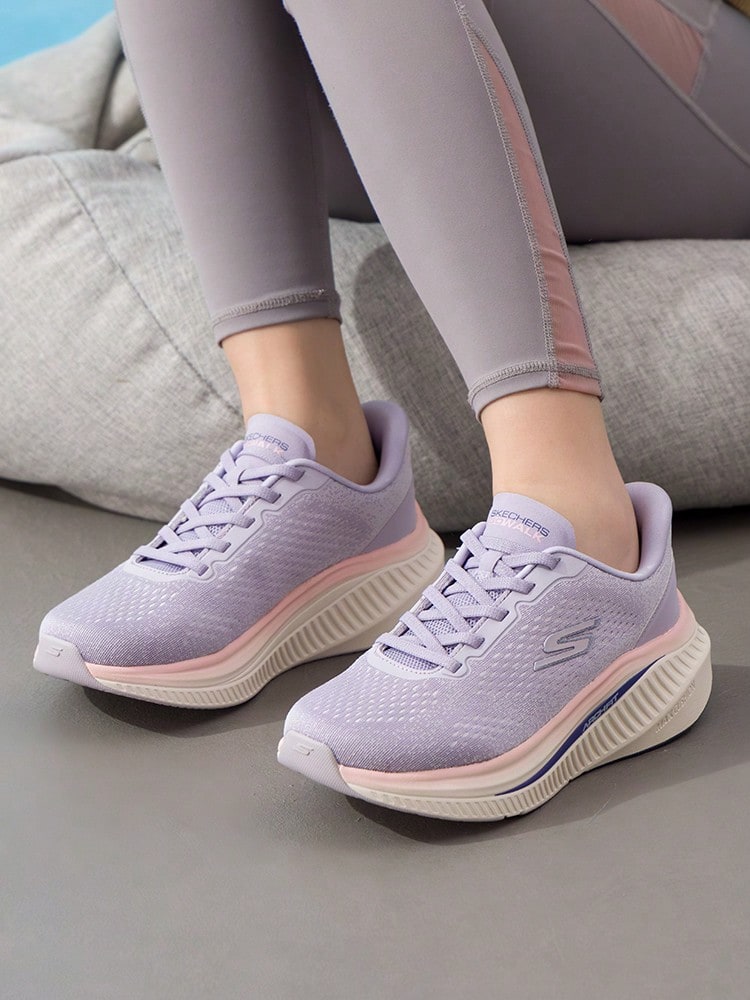 Skechers 女款輕量休閒鞋 GO WALK MAX CUSHIONING ARCH FIT 女款健走鞋 舒適吸震透氣運動鞋 125581-LAV - 薰衣草色 - 查看 1