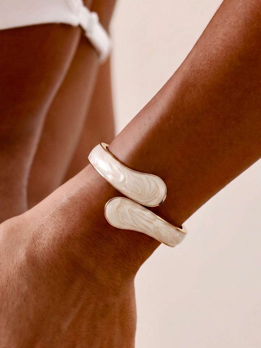 1pc Fashionable Vintage Aesthetic White Swirl Enamel Open Spring Bracelet, Suitable For Women's Daily Wear And Evening Party Jewelry Accessory - White - View 1