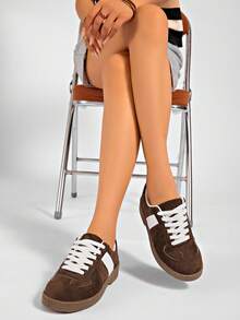 Sepatu Sneakers Olahraga Kasual Wanita Ujung Bulat Datar Bertali Motif Cetak Serbaguna - Coklat - View 4