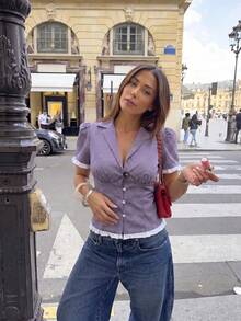 ELVA 女士优雅迷人时尚休闲衬衫，紫白格纹图案，前襟纽扣设计，荷叶边领口，短款泡泡袖，女士沙滩罩衫，适合婚礼、派对、返校、毕业典礼、日常通勤、外出和度假穿着，打造夏季街头风 - 紫色 - 查看 3
