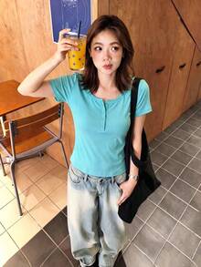 女款素色基本款短袖T恤，圓領修身顯瘦彈性上衣，輕盈薄款透氣舒適面料，百搭層搭日常穿搭，適合四季 - 淺綠色 - 查看 3