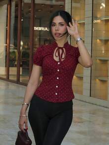 Blusa de moda francesa dulce de verano 2026 con cuello en V, manga corta, lazo en la cintura, ceñida, de lunares, para uso casual en citas, brunch y diario, color blanco - Gris - Ver 4