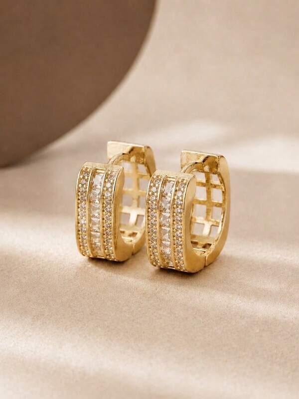 CHICAT 1 Pasang Anting Hoop Zirkonia Mikro-Inlaid Elegan dan Modis untuk Wanita, Anting Huggie Kristal Berkilau, Anting Hoop Geometris Lebar yang Berani, Perhiasan Pernyataan Batu Permata Berkilau Tiga Baris, Cocok untuk Pesta, Kencan Malam, dan Pemakaian Sehari-hari