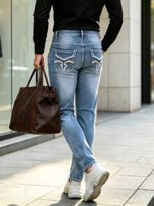 Herrbyxor i stretchig slim fit i tvättad denim, lämpliga för daglig pendling året runt, med broderat mönster - Ljustvätt - Visa 1