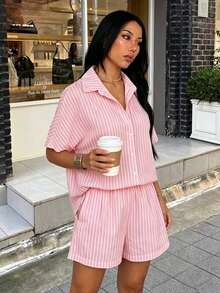 VIVINA 夏季秋季 Y2K 女款時尚極簡休閒度假套裝，條紋數位印花，無彈力面料，翻領短袖鈕扣襯衫與休閒度假短褲 2 件套，女款外穿服，女款旅行套裝，女款夏季穿搭，女款沙灘穿搭，女款居家/外穿套裝，適合返校、秋季穿著，淺粉色 - 淺粉色 - 查看 2