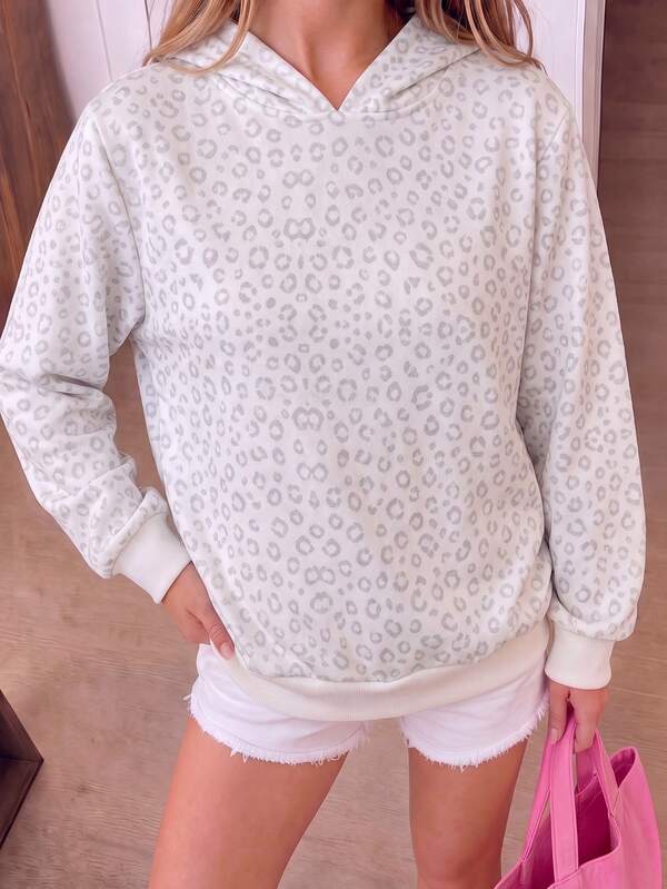 1pc Tween Girl European & American New Style Light Gray & White Leopard Print Hooded Sweatshirt, Long Sleeve Pullover Sportswear, All-Over Animal Print Elements Combined With Athleisure Design, Soft Comfortable Breathable Fabric, Versatile Children's Top For Spring & Autumn, Suitable For Daily Casual, School Activities And Outdoor Wear