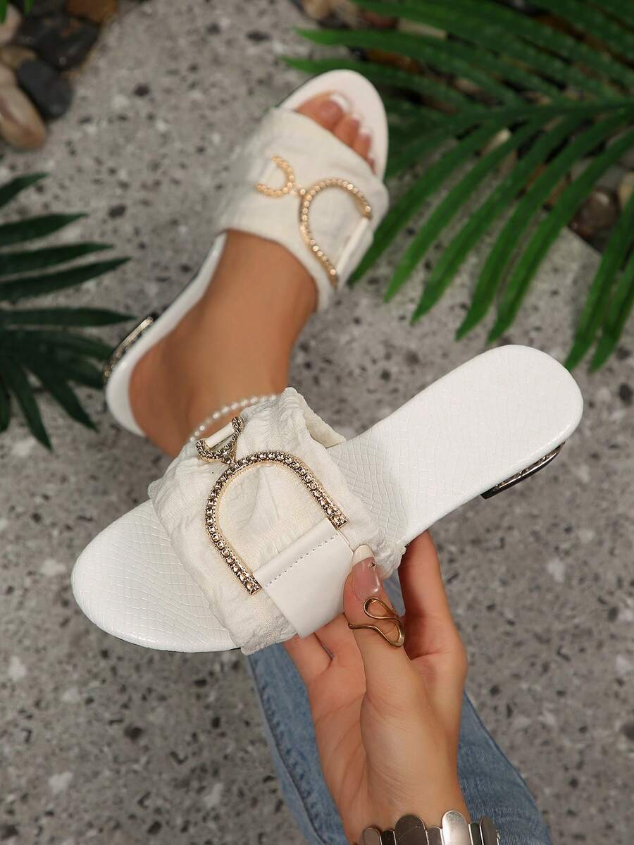 Sandal Hak Rendah Wanita Mewah dengan Dekorasi Gesper Logam Elegan, Gaya Istimewa, Cocok untuk Suasana Musim Panas. - Krem - View 1