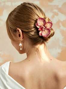 Gradient Enamel 5-Petal Flower Claw Clip, Gold-Plated Tie Dye Petal Hair Claw, Soft Textured Floral Hair Grab, Non-Slip Secure Half-Up Low Bun, Bohemian Style Daily Beach Party Summer Hair Accessory - Iridescent Flower Hair Clip - View 2