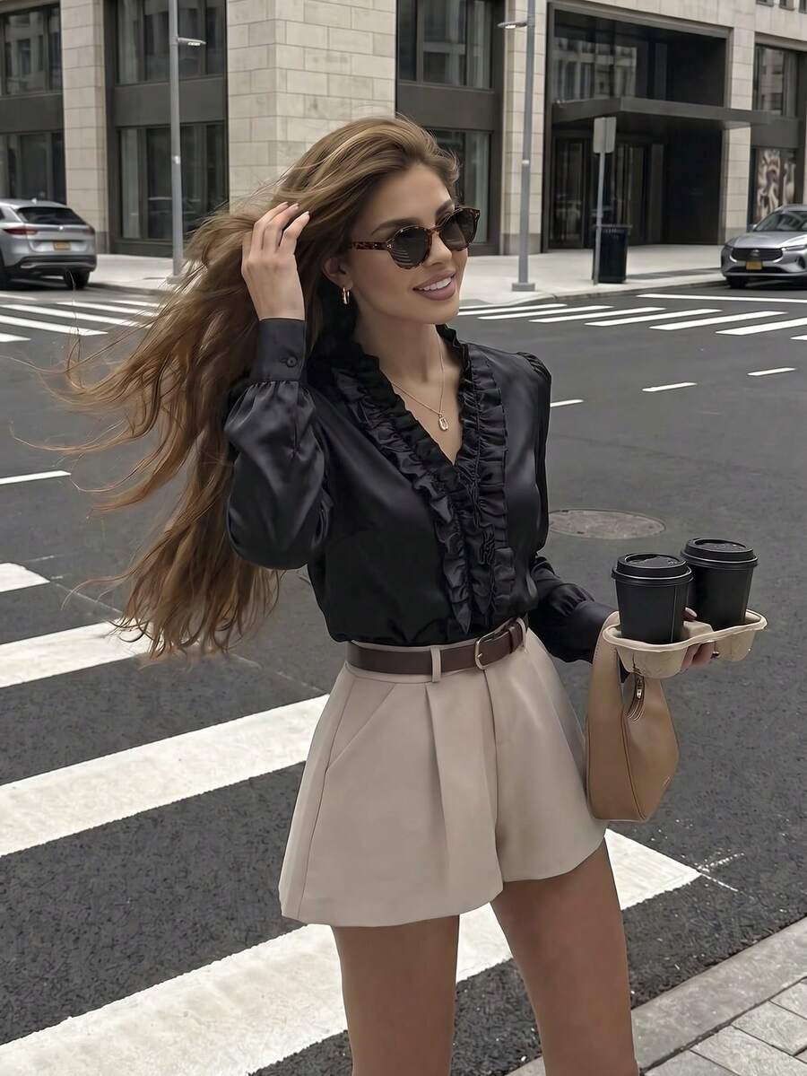 Top Feminina Elegante e Versátil com Babados Plissados, Decote em V, Manga Longa, Cetim Preto, Estilo Outono - Preto - Visão 1