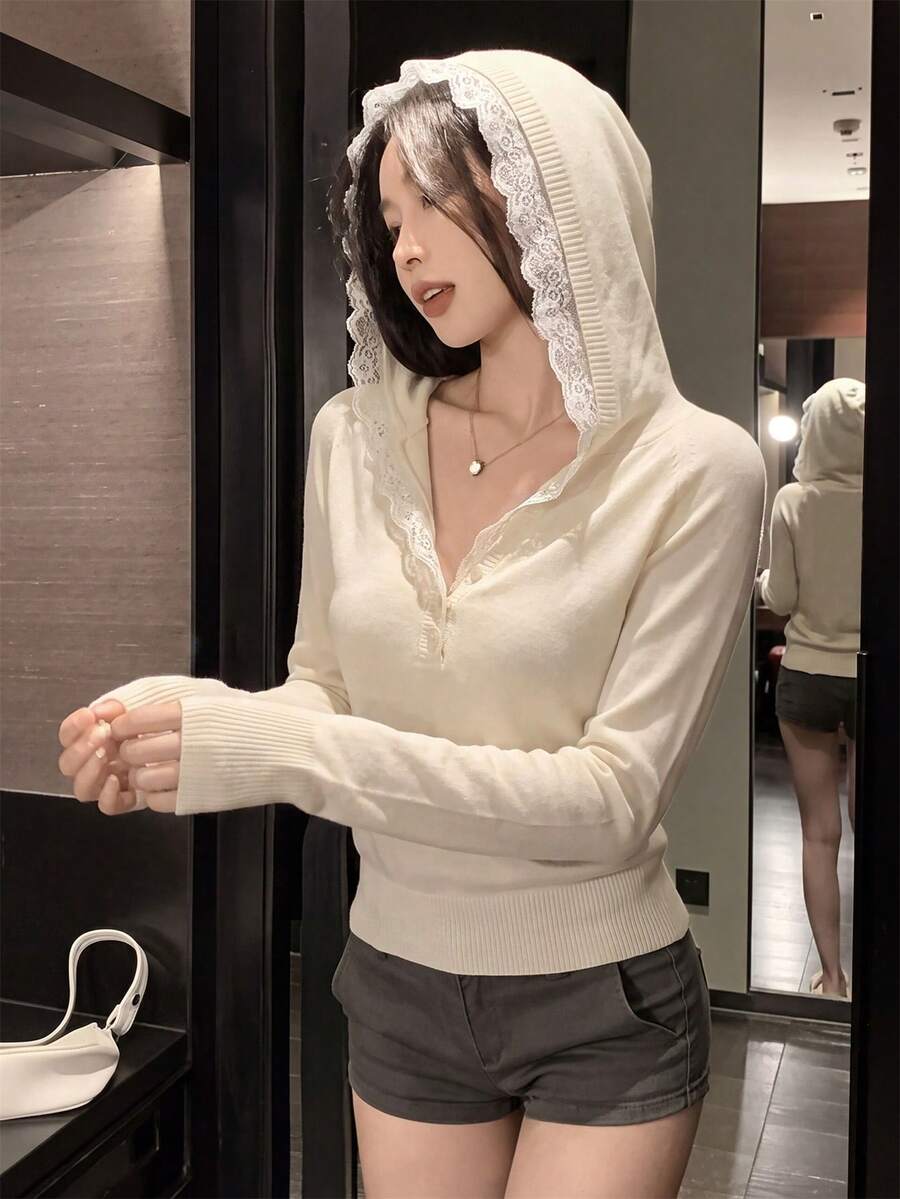 韓式溫柔風蕾絲拼接連帽針織毛衣 女款落肩袖半開鈕扣V領收腰顯瘦長袖上衣 - 杏色 - 查看 1