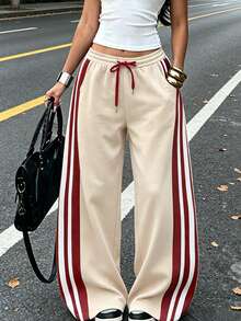 Celana Sweatpants Sweet Cool Girl dengan Tali Serut Elastis, Pinggang Tinggi, Potongan Lebar, dan Detail Garis Tiga Warna Kontras Burgundy di Sisi Samping, Motif Patchwork Webbing, dan Kerajinan Tangan Olahraga. - Aprikot - View 1