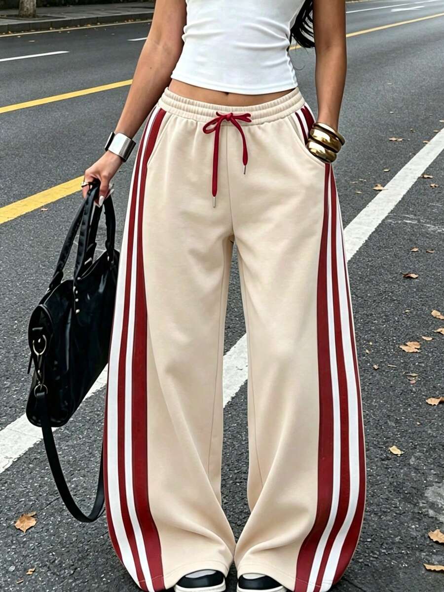 Celana Sweatpants Sweet Cool Girl dengan Tali Serut Elastis, Pinggang Tinggi, Potongan Lebar, dan Detail Garis Tiga Warna Kontras Burgundy di Sisi Samping, Motif Patchwork Webbing, dan Kerajinan Tangan Olahraga. - Aprikot - View 1