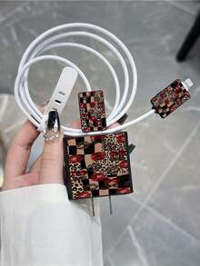 1 Conjunto Capa Protetora de Carregamento Estilo Hot Girl com Estampa de Lábios Vermelhos em Xadrez e Padrão de Cereja - Compatível com iPhone 16 Pro/17 Pro, Cabeça de Carregamento 20W e Cabo de Carregamento (Carregador Não Incluído) - Multicolorido - Visão 2