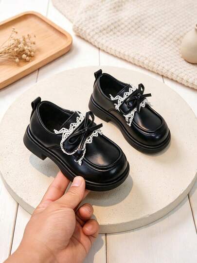 1 Pair Cute Children's Black Thick Sole Loafers, Decorated With White Lace Trim And Shiny Bow, Thick Sole School Uniform Shoes, Soft And Comfortable Insole, Fashionable Daily School Shoes, Versatile For All Seasons, Suitable For Holidays, Parties, Daily Life, Casual Wear, And Perfect Birthday Gift For Little Girls