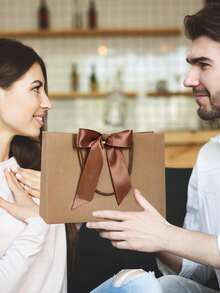 مجموعة أكياس هدايا 4 قطع، تشمل كيس هدايا وورق مناديل وشريط وبطاقة تهنئة، كيس تسوق ورقي بمقبض مزين بفيونكة، تغليف فاخر، مناسب لأعياد الميلاد والكريسماس وعيد الشكر وعيد الحب وهدايا العطلات لوصيفات العروس والصديقات - متعدد الألوان - مشاهدة 4
