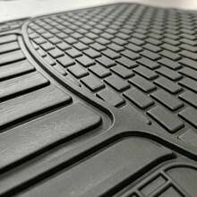 Estas alfombrillas de PVC para coche, que incluyen alfombrillas para los asientos delanteros y traseros, son resistentes a las manchas, impermeables y antideslizantes, protegiendo así el suelo de su vehículo. Aptas para la mayoría de los modelos de coche. - Alfombrillas para coche negras - Ver 5