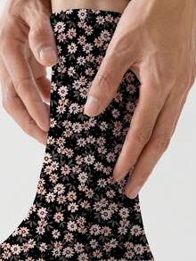 1 Pair Pink Daisy All-Over 360° Print Mid-Calf Socks, Gothic Style Fashion Design, Y2K Fun Soft Comfortable All-Season Daily Sports Casual Unisex Mid-Calf Socks - Multicolor - View 3