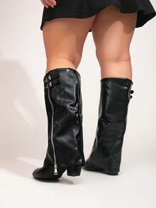 Sepatu bot tinggi wanita ukuran besar dengan kaki lebar, hiasan gesper ritsleting logam, hak tebal, dan ujung runcing. - Resleting Kulit Hitam - View 4