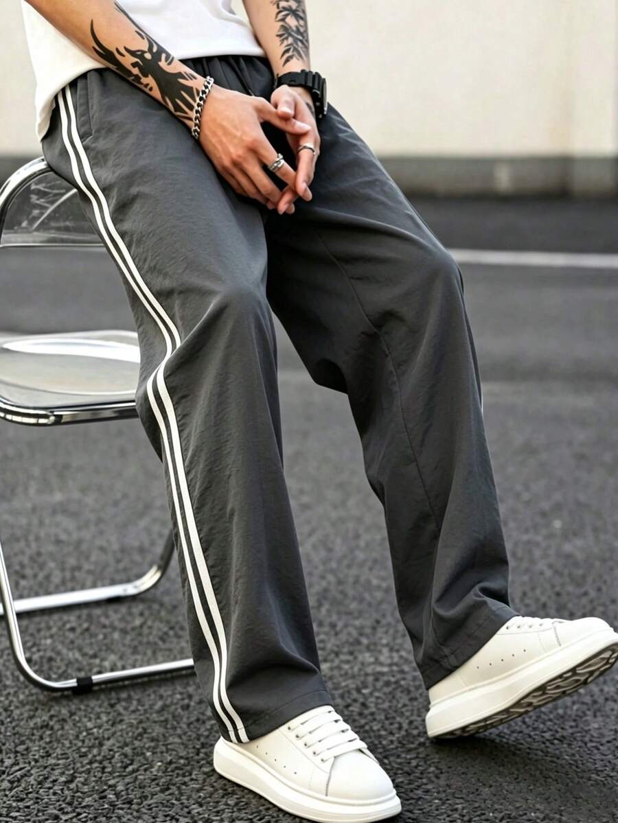 男士灰色寬腿慢跑運動長褲,休閒運動長褲,雙白色側條紋,寬鬆版型,適合都市街頭風與運動健身日常穿著 - 灰色 - 查看 1