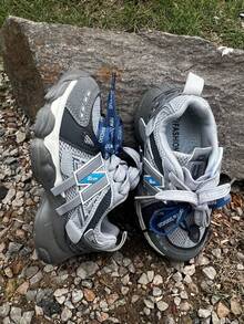 1 par de zapatos deportivos casuales para niños de vuelta a la escuela, zapatillas gruesas simples y elegantes para niños y niñas, zapatos infantiles cómodos de moda con cierre de gancho y bucle, uso para todas las estaciones, estilo de academia - Azul - Ver 1