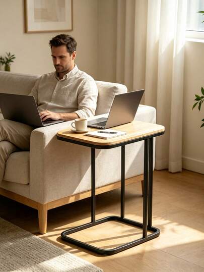 C-vormige bijzettafel met houtlook tafelblad en ijzeren frame, stabiel en lichtgewicht. Kan naast banken worden geplaatst om ruimte te besparen, geschikt voor zowel woonkamers als slaapkamers.
