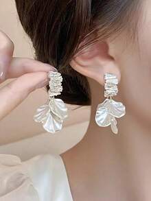 5 Pairs Women's Mixed Dangle Earrings, Faux Pearl Shell Petal Design, Gold Hanging Earrings Suitable For Multiple Occasions - Multicolor - View 4
