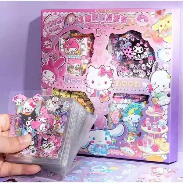 Stiker Sanrio Bahan PVC, Stiker Manual, Kartu Koper, Stiker Fashion yang Dipersonalisasi, Stiker Dekorasi Laptop dan Mobil, Stiker Casing Ponsel, Stiker Kucing Hitam, Stiker Tahan Air, Stiker DIY, Stiker Dekoratif, Stiker Kartun, Stiker Koper, Stiker Notebook, Botol Minum, dan Gitar.