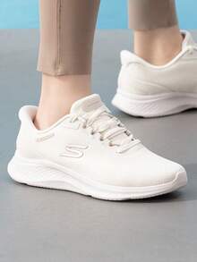 Skechers 女款輕量休閒鞋 SKECH-LITE PRO 2.0 一腳蹬運動鞋，舒適透氣緩震走路鞋 150622-NAT - 自然色 - 查看 2
