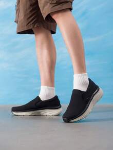 Skechers 男士輕便休閒鞋，男士一腳蹬運動鞋，舒適透氣緩震走路鞋 232262-BLK - 黑色 - 查看 2