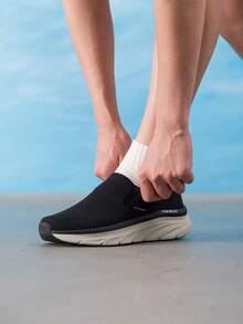 Skechers 男士輕便休閒鞋，男士一腳蹬運動鞋，舒適透氣緩震走路鞋 232262-BLK - 黑色 - 查看 1
