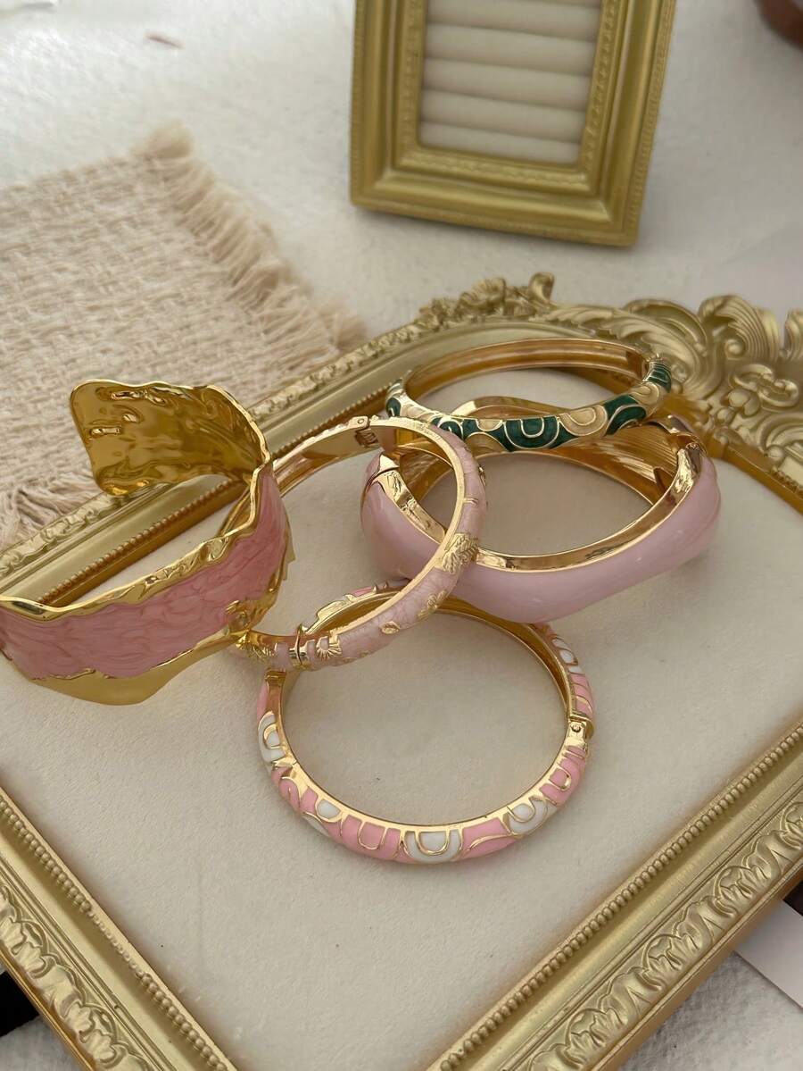 Conjunto de Pulseiras Vintage Francês em Esmalte Rosa e Dourado, Bracelete Aberto Retrô com Escultura em Gota de Óleo, Joia de Mão em Camadas de Atmosfera Suave - Multicolorido - Visão 1