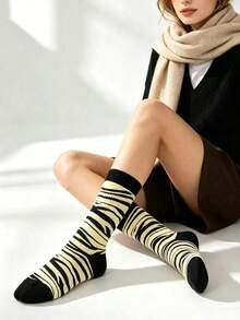 1 Pair Women's Black & White Cow, Zebra & Leopard Print Mid-Calf Socks, Fashionable Preppy Style Cute Soft Socks Suitable For All Seasons - Black and White - View 1