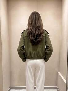 女款翻領肩章仿麂皮短版夾克，落肩隱藏式按扣前開襟外套，彈性收腰下擺寬鬆休閒秋季外套 - 軍綠色 - 查看 3