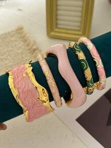 Conjunto de Pulseiras Vintage Francês em Esmalte Rosa e Dourado, Bracelete Aberto Retrô com Escultura em Gota de Óleo, Joia de Mão em Camadas de Atmosfera Suave - Multicolorido - Visão 3