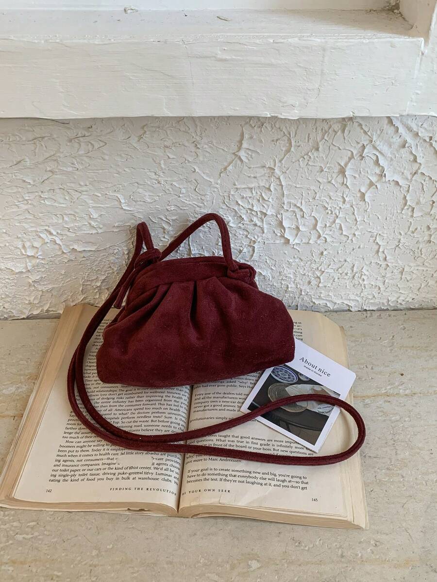 A Compact, Exquisite, Versatile And Stylish Lightweight Lady's Crossbody Bag, A New Style For The Autumn And Winter Seasons.