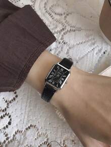 GoGoEy 1pc/Set Vintage Rectangular Roman Numeral Women's Quartz Watch, Black Bamboo Texture Leather Strap Wristwatch, Fashion Minimalist Commuter Niche Style Women's Watch For Daily Wear, Dating, Party, Birthday, Holiday Gift - Black - View 3