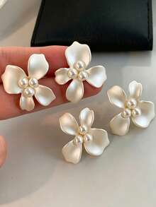 1 Pair Matte White Flower Faux Pearl Stud Earrings, Gentle Minimalist Floral Earrings, Fashionable Elegant Earrings For Women, Suitable For Date And Commute - White - View 6