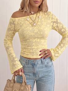 Atasan Crop Top Jala Bahu Asimetris Wanita, Blus Pesta Kasual Lengan Panjang Berbentuk Flare Motif Bunga 3D dengan Detail Kerut dan Potongan Ramping - Kuning - View 3