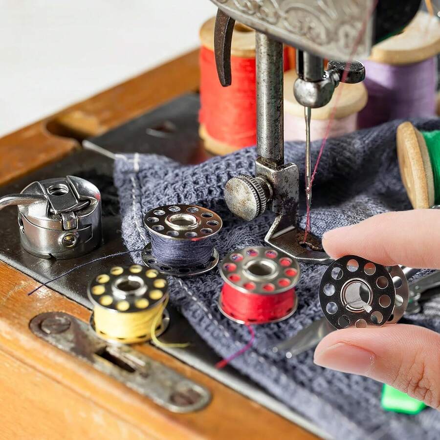 EDCUEBE7 5-10/20/30pcs Industrial Sewing Machine Bobbins With Hole Iron Spindle Core, Durable Aluminum Bobbins With Grooves, Clothing Machinery Sewing Accessories, Suitable For Bernina Brother Riccar Baby Lock Pfaff 1200 Sewing Machines #55623S #SA159#H12413002 (Random Scissor Color)