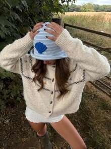 女款米色針織開襟衫，長袖圓領前扣鈕扣毛衣，對比圖案設計，休閒優雅層次穿搭上衣，適合秋冬 - 卡其色 - 查看 2