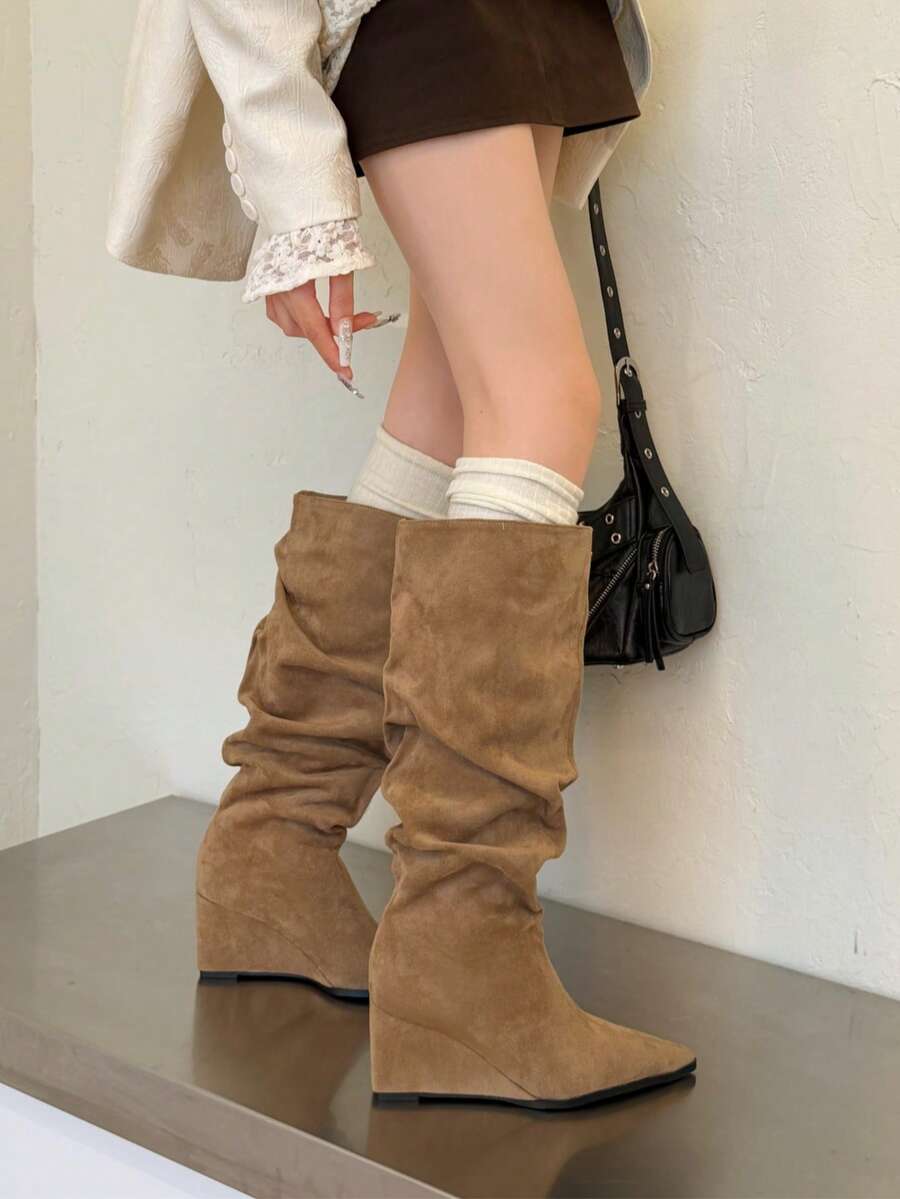 Sepatu Boots Wanita Fashion Tinggi dengan Lengan, Ujung Runcing, Hak Wedges, Bagian Atas Lembut Berkerut, Shaft Bertumpuk, Slip-On, Kasual untuk Musim Gugur/Dingin - Aprikot - View 1