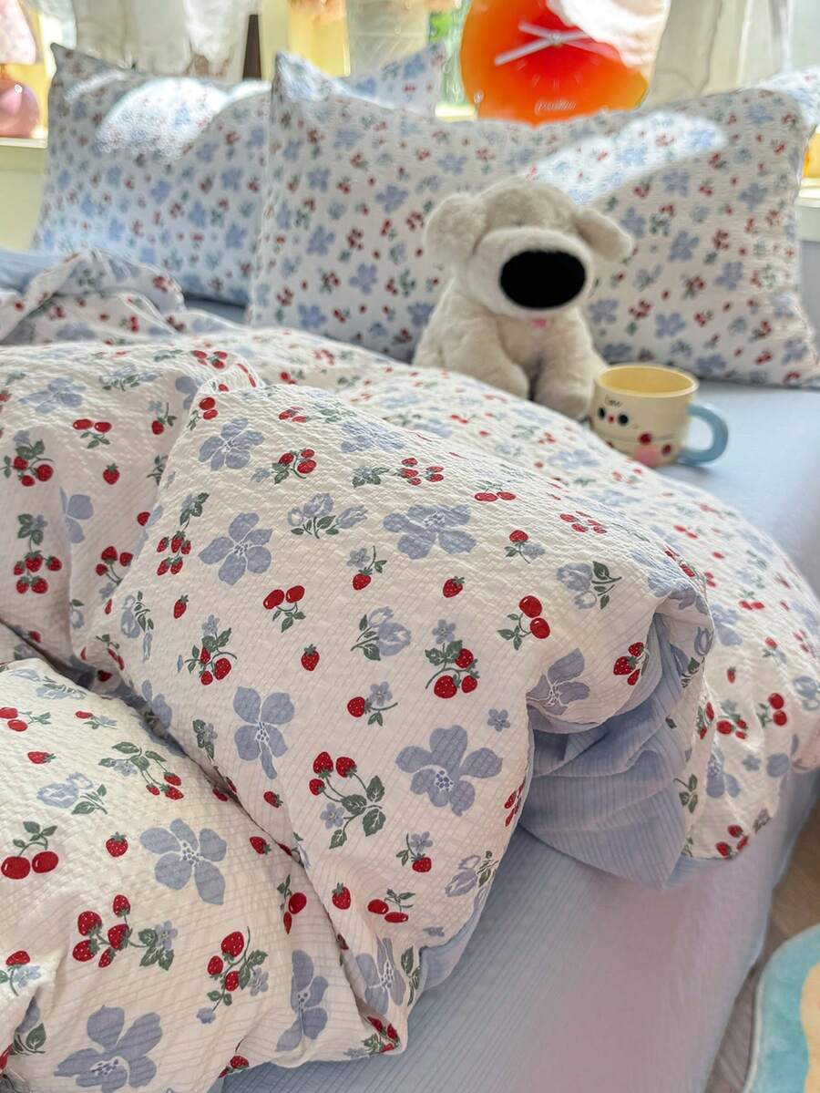 Pastoral Style Blue Flower Strawberry Duvet Cover Set, Textured Polyester, Includes 1 Duvet Cover, 1 Bed Sheet, 2 Pillowcases, Duvet Insert And Pillow Insert Not Included, Pillowcase Pattern Randomly Cropped