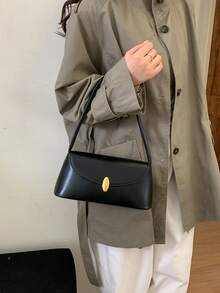 極簡純色肩背包，小巧包身可收納手機、化妝品、鑰匙等旅行必需品，附一體式纖細長手柄肩帶，可手提或肩背，適合日常出遊、約會、觀光、通勤與旅行 - 黑色 - 查看 6