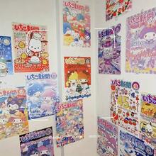 1件 24張裝 Sanrio 草莓新聞風海報，日系復古排版，混款角色，宿舍牆面裝飾，派對禮物 - 彩色 - 查看 3