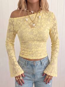 Atasan Crop Top Jala Bahu Asimetris Wanita, Blus Pesta Kasual Lengan Panjang Berbentuk Flare Motif Bunga 3D dengan Detail Kerut dan Potongan Ramping - Kuning - View 2