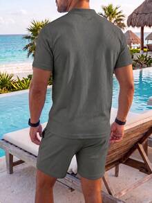 Conjunto de polo entallado y pantalones cortos con cordón para hombre; cuenta con manga corta y cintura ajustable con cordón, ideal para el uso diario - Gris - Ver 2