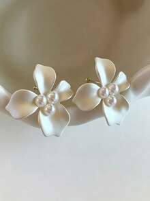 1 Pair Matte White Flower Faux Pearl Stud Earrings, Gentle Minimalist Floral Earrings, Fashionable Elegant Earrings For Women, Suitable For Date And Commute - White - View 4