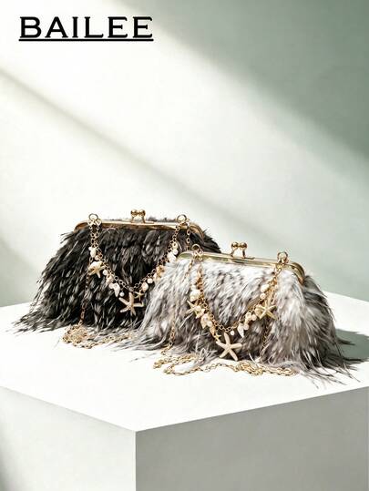 BAILEE Sac de soirée élégant et stylé en fausse fourrure, avec une chaîne en forme de coquillage et des plumes grises et blanches. Parfait pour les tenues de soirée et comme option de cadeau.
