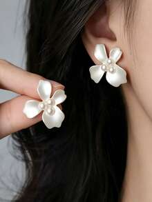 1 Pair Matte White Flower Faux Pearl Stud Earrings, Gentle Minimalist Floral Earrings, Fashionable Elegant Earrings For Women, Suitable For Date And Commute - White - View 1