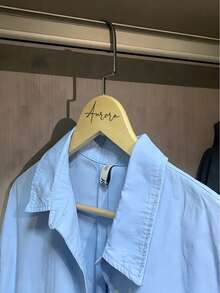 个性化加厚木质衣架，可定制雕刻文字，适用于新娘/伴郎服装、伴娘礼物、母亲节/父亲节礼物，手工制作，实木材质，乔迁之喜礼品 - 彩色 - 查看 2